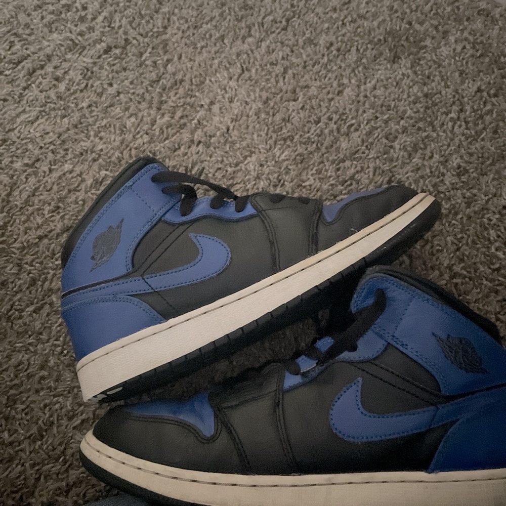 Jordan 1 mids Size:7